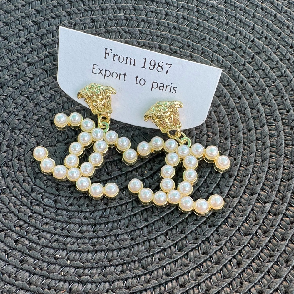 CHANEL Iconic gold pearl earrings